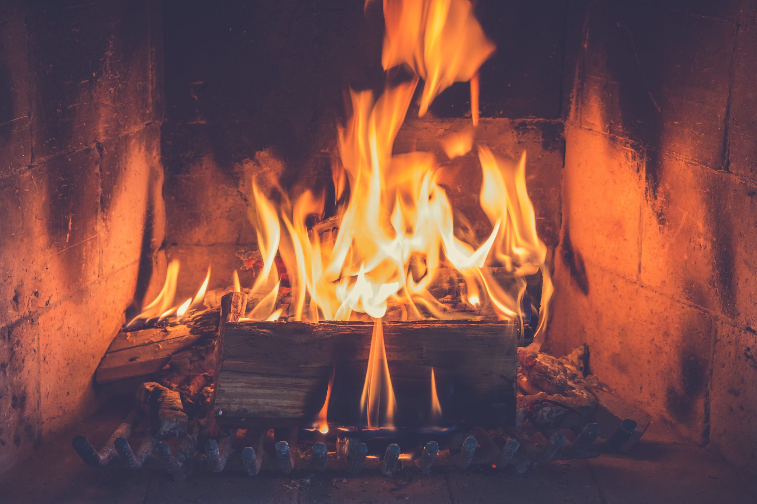 Illustration d'une cheminée, flamme bois.