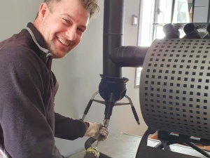 Photo présentant Olivier en train de procéder à un entretien de conduit