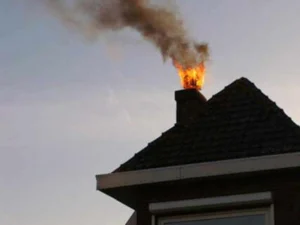 Photo présentant un feu dans un conduit de cheminée