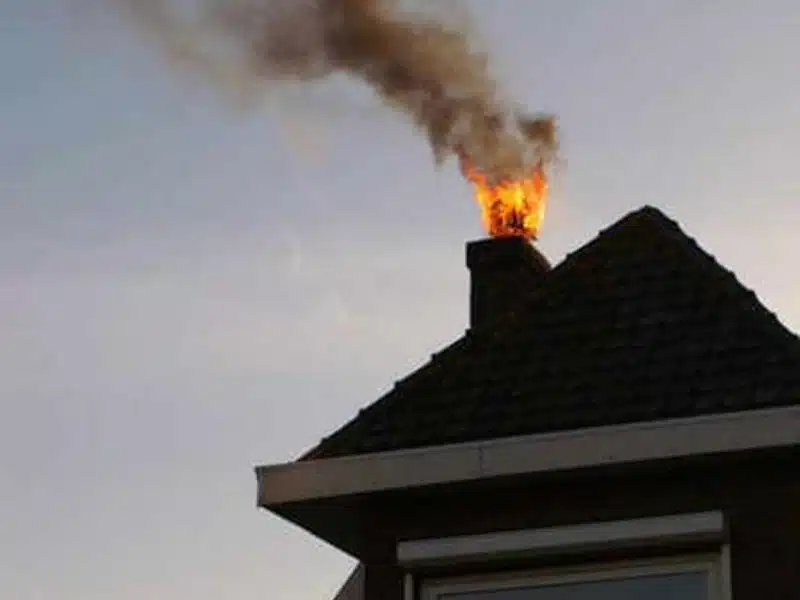 Photo présentant un feu dans un conduit de cheminée