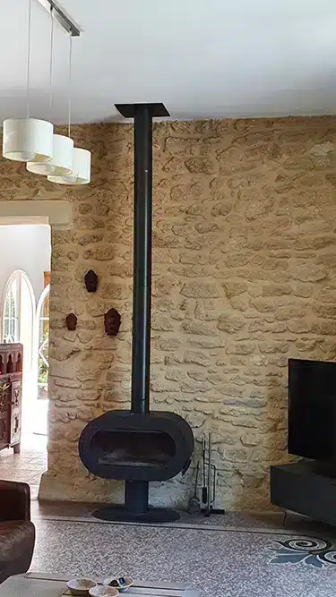 Poêle à bois avec conduit droit en sortie toiture