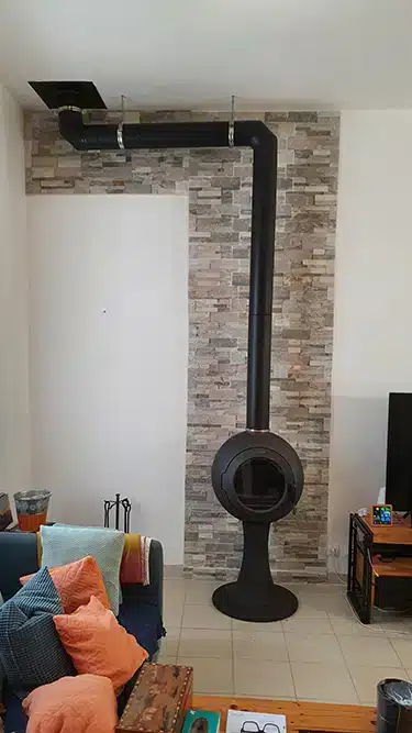 Poêle à bois avec 2 coudes à 90° sur le conduit​