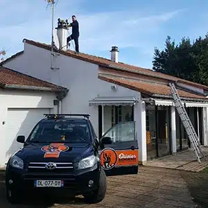 Photo présentant Olivier en train de procéder à un ramonage par le toit